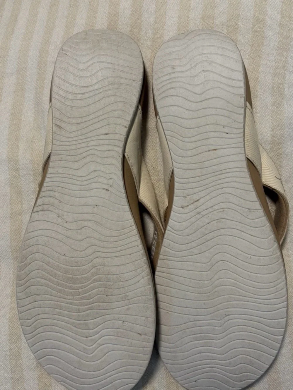REEF women’s Cushion Harmony Flip Flops in Sand Size 10